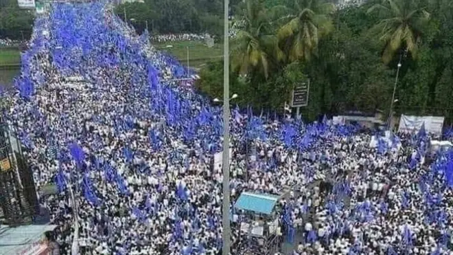 इस तस्वीर को दिल्ली में हुए दलित प्रोटेस्ट का बताया गया.