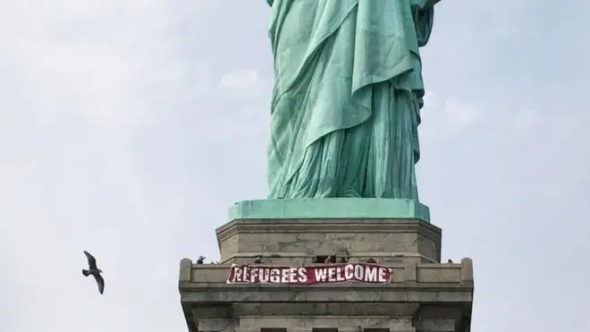 تثبيت اللافتات والشعارات على النصب الوطنية ممنوع منعا باتا