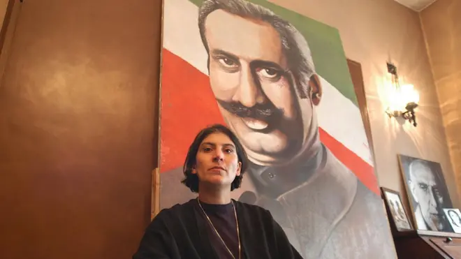 پرستو فروهر در کنار پرتره‌ای از پدرش