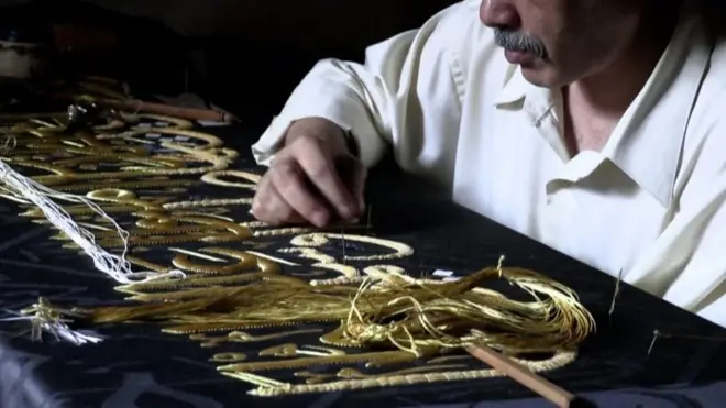 أحمد عثمان فنان وحرفي مصري مازال يقوم بالتطريز على القماش