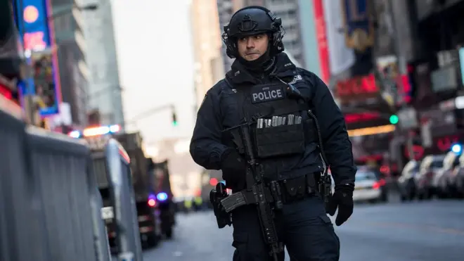 نیویارک میں سکیورٹی فورسز کے ایک اہلکار