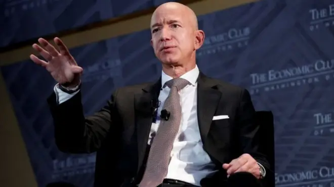 بدأ جيف بيزوس شركة أمازون كمتجر صغير لبيع الكتب عبر الإنترنت