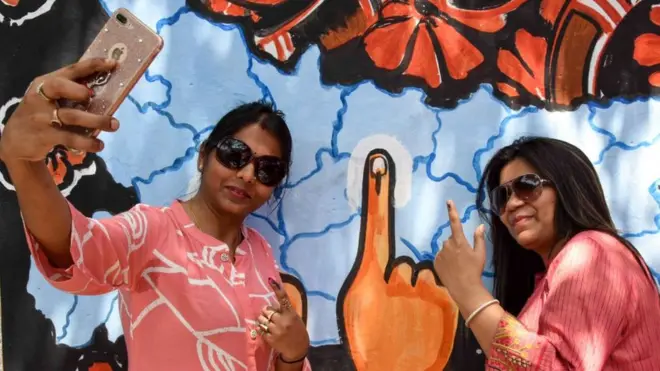 મહિલા વોટર્સની તસવીર