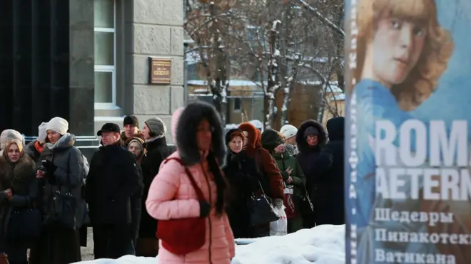 У здания Третьяковской галереи на Крымском Валу выстроилась большая очередь за билетами