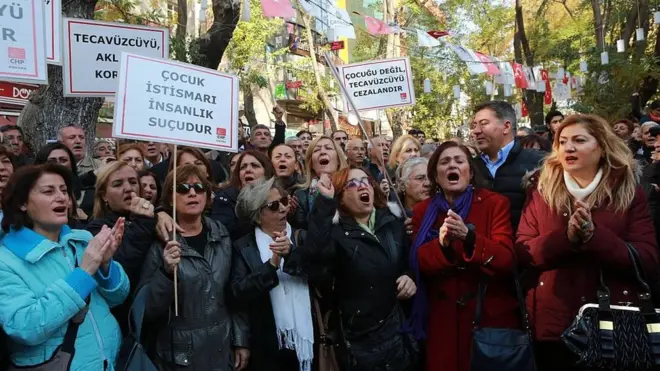 Cinsel istismar düzenlemesi çocuk istismarı insanlık suçudur pankartlarıyla protesto ediliyor.