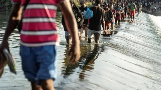 يتزايد عدد المهاجرين على الحدود الأمريكية