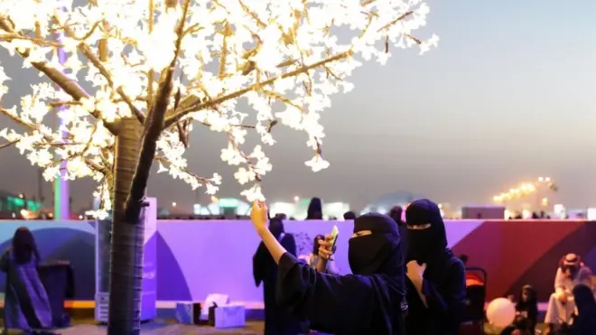 Warga Arab Saudi menikmati Festival Al-Janadria yang berlangsung 7-24 Februari, sejalan dengan semangat untuk mengembangkan sektor hiburan.