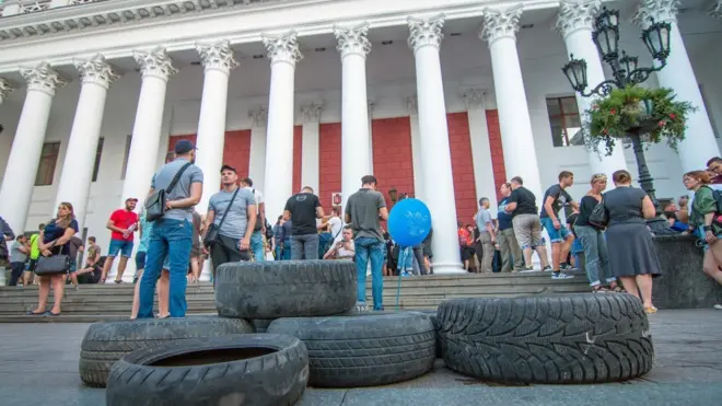 Увечері в суботу біля міськради родичі дітей і активісти вимагали зустрічі із мером Трухановим. Мер зустрівся із ними у неділю
