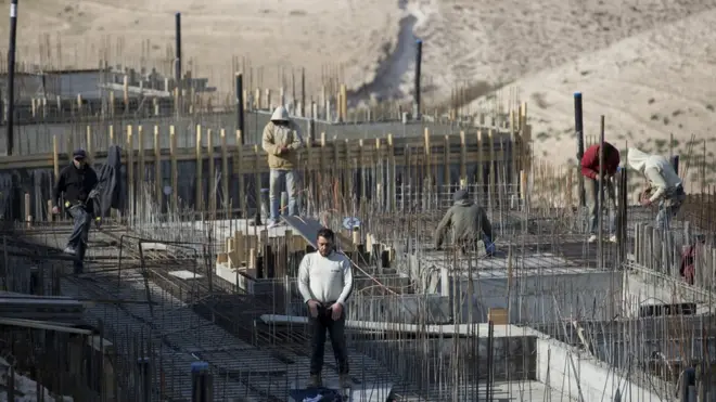 Para pekerja konstruksi sedang mengerjakan proyek permukiman Yahudi di Maale Adumim di Yerusalem Timur.