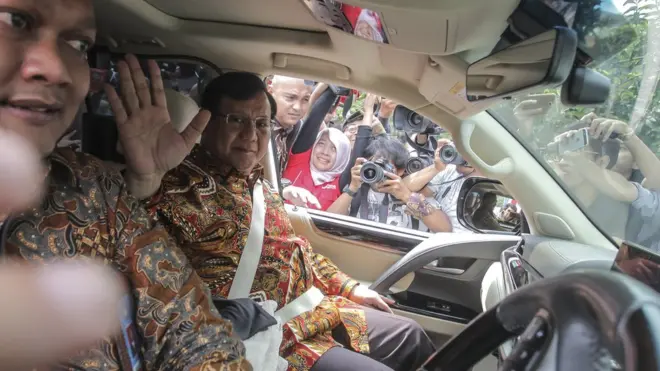 Ketua Umum Partai Gerindra Prabowo Subianto (kedua kiri) melambaikan tangan ke arah wartawan usai melakukan pertemuan dengan Ketua Umum Partai Demokrat Susilo Bambang Yudhoyono (SBY) di kediaman SBY, Jakarta. Kamis (09/08).