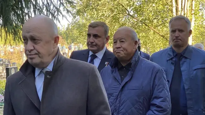 Проститься с Зиничевым пришли петербургский бизнесмен Евгений Пригожин (слева) и бывший телохранитель Путина, губернатор Тульской области Алексей Дюмин