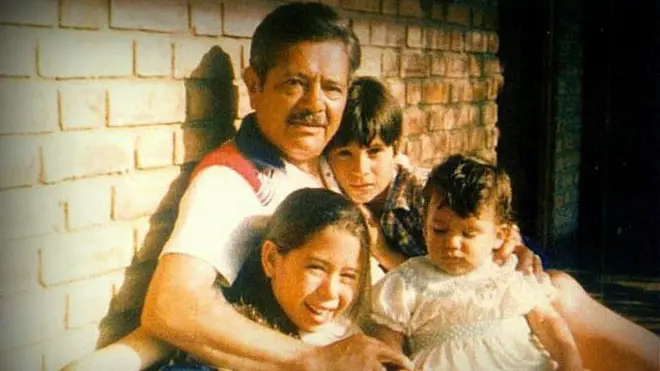 Renato Cisneros con su padre y sus hermanos en una foto de la infancia. (Foto: Cortesía de Renato Cisneros)