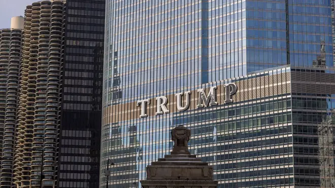 68-этажный небоскреб Trump Tower на Пятой авеню в Нью-Йорке - лишь малая часть его империи недвижимости