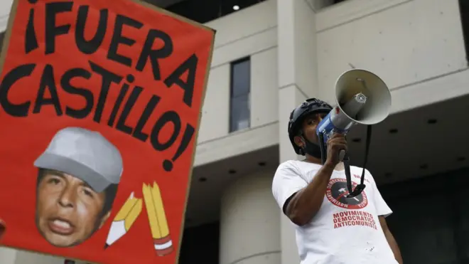 Protestos contra e a favor de Castillo foram realizados em frente ao Congresso nesta segunda-feira (28/3)