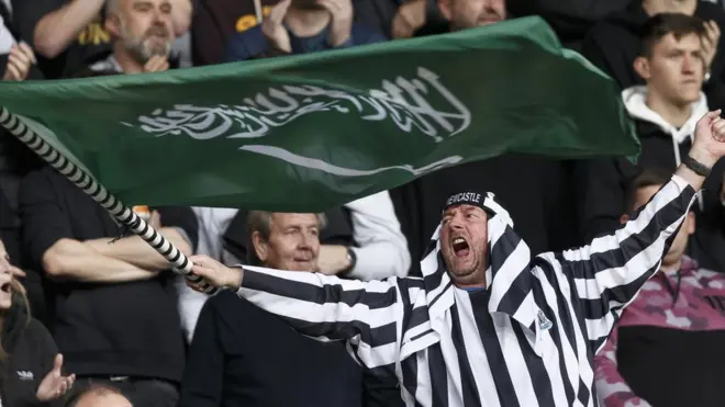 يستعد نيوكاسل يونايتد للعب باللونين الأخضر والأبيض المميزين للمنتخب السعودي، وذلك الموسم المقبل 2022/2023 مع بقاء القميص الأساسي المميز لنيوكاسل كما هو.