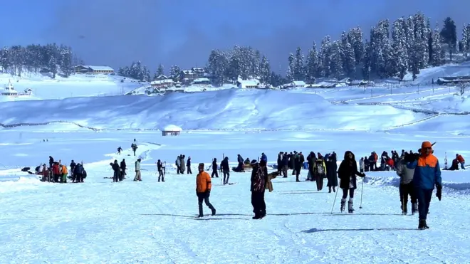 تجارتی حلقوں کو اُمید ہے کہ برفباری سے سیاحت کو فروغ ملے گا اور گذشتہ گرما میں کشیدگی کے دوران معیشت کو ہزاروں کروڑ کا جو خسارہ اُٹھانا پڑا ہے وہ کسی حد تک پورا ہوگا