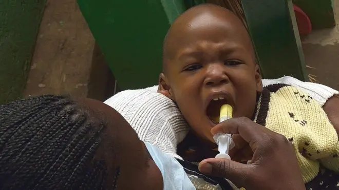 Mtoto akipewa dawa ya TB