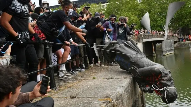 ) خلع المتظاهرون تمثالا لإدوارد كولستون وألقوه في مرفأ بريستول خلال مسيرة لحركة حياة السود مهمة