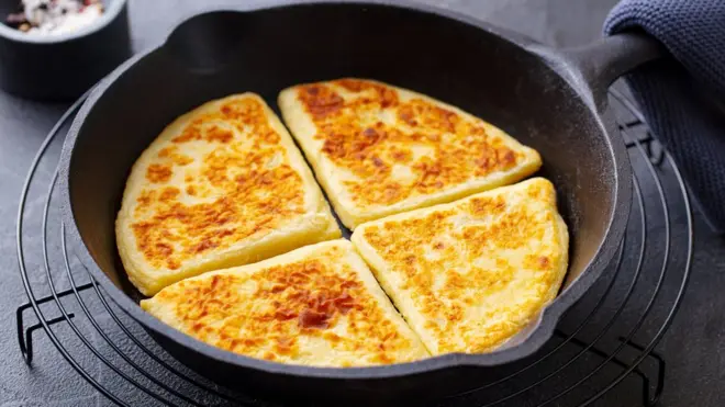 Вот это - классические картофельные лепешки, нарезанные треугольными слоями, как пицца. У меня так красиво никогда не получалось, но пробуйте!