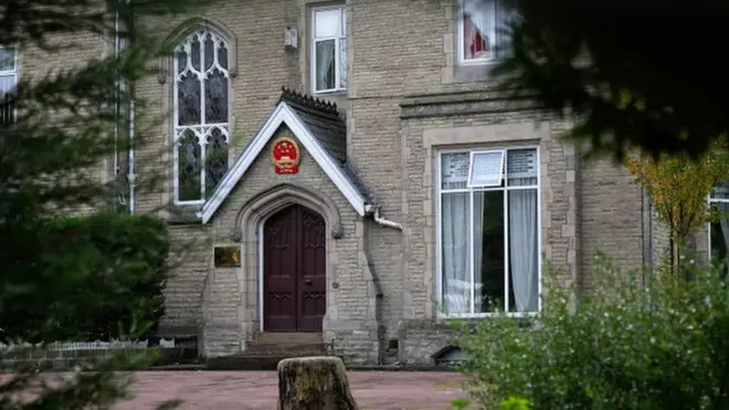 中國駐曼城總領事鄭曦原否認自己曾襲擊示威者，聲稱當時總領事館人員的生命受到威脅。