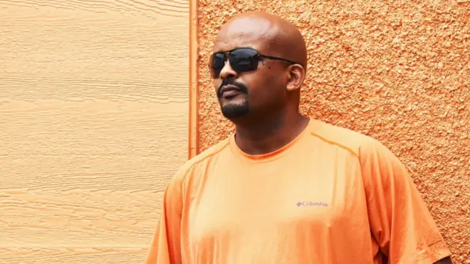 Akka durii 'ani sanyii leencaati qabi, qabi mataa isaanii irraa muri' jedhanii sirbuun ni ulfaata jedha