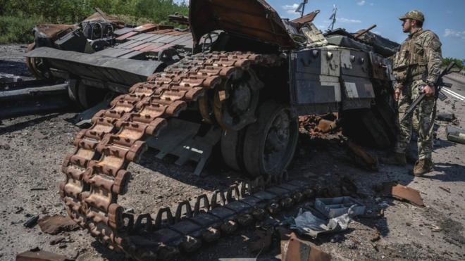 A photo purportedly showing a Ukrainian soldier near a destroyed tank near Ukraine's southern village of Robotyne. Photo: August 2023
