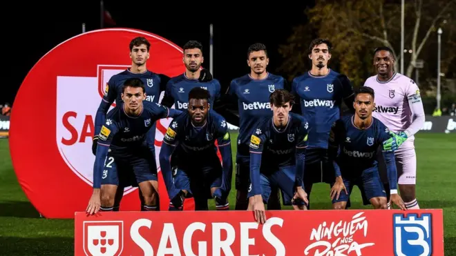 Belenenses nine players line up before di match