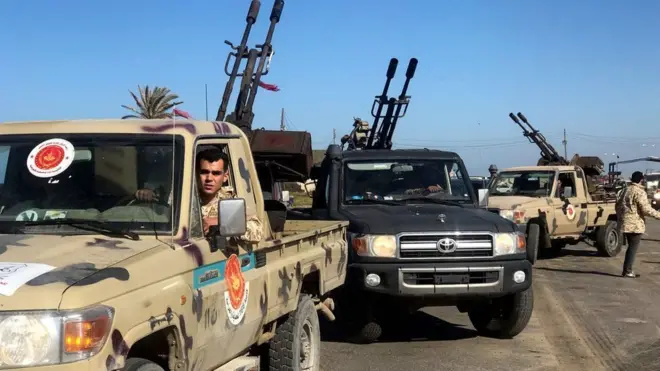 د پلازمينې پرلور په څو برخو کې د جنرال خليفه او د نړيوالو له خوا د لیبيا په رسميت پيژندل شوي حکومت د ځواکونو ترمنځ درنې نښتې شوي دي.