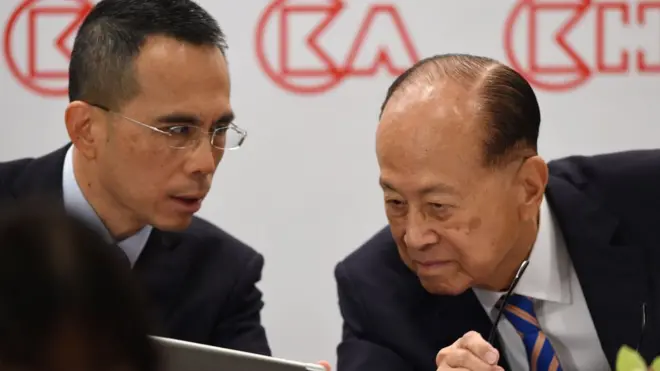 89岁的香港富豪李嘉诚（右）去年退休。长和集团主席一职将由其子李泽钜（左）接任。