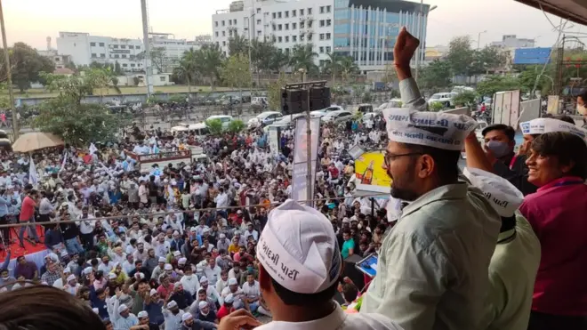 સુરતમાં ગોપાલ ઈટાલિયા જનતા વચ્ચે