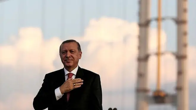 Le président de la Turquie, Recep Tayyip Erdogan, fait un geste lors de la cérémonie d'ouverture du pont Osmangazi à Kocaeli, en Turquie, le 30 juin 2016.