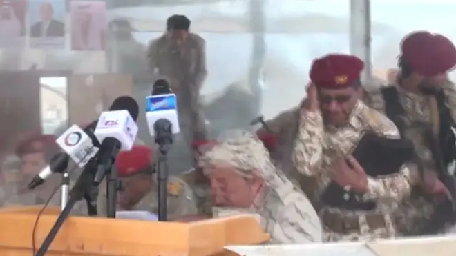 لحظة استهداف الحوثيين الاستعراض العسكري في قاعدة العند اليمنية