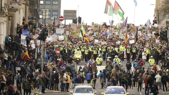 Bugün yapılan eylem ise COP26 boyunca devam eden gösterilerin en büyüklerinden birisi olarak kayıtlara geçti.