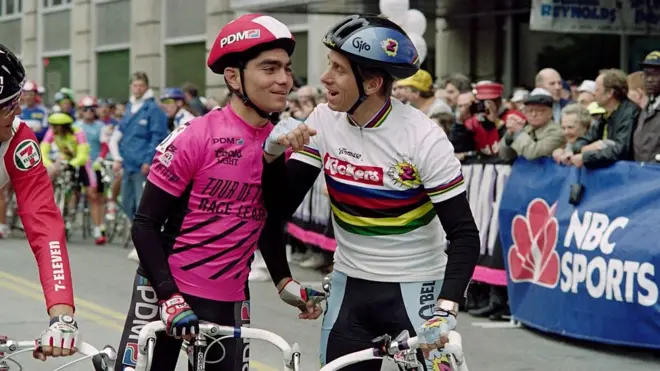 Raúl Alcalá con el legendario Greg LeMond en una de las carreras del Tour de Trump en 1990.