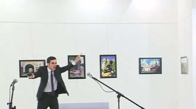 El atacante también pronunció la frase de los fieles musulmanes "Allahu Akbar" (Dios es grande).