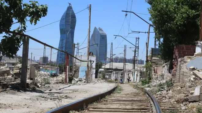 Недалеко от трущоб высится небоскреб государственной нефтяной компании SOCAR