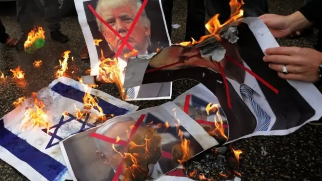 Como protesta, palestinos quemaron papeles con imágenes de Trump, de Netanyahu y de la bandera de Israel.