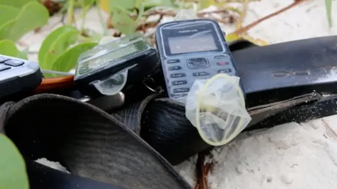 Телефон в презервативе не намокнет.