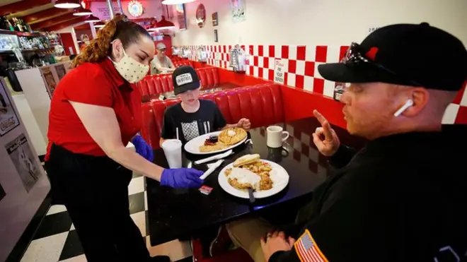 Los restaurantes están teniendo problemas para encontrar personal.