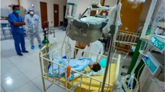 Niño internado en un hospital.