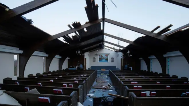 Así quedó la iglesia bautista Emmanuel, en Mayfield Kentucky con el techo destrozado.