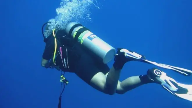 كيف تختلف تجربة الغوص بين البحر وحجرة الضغط العالي؟