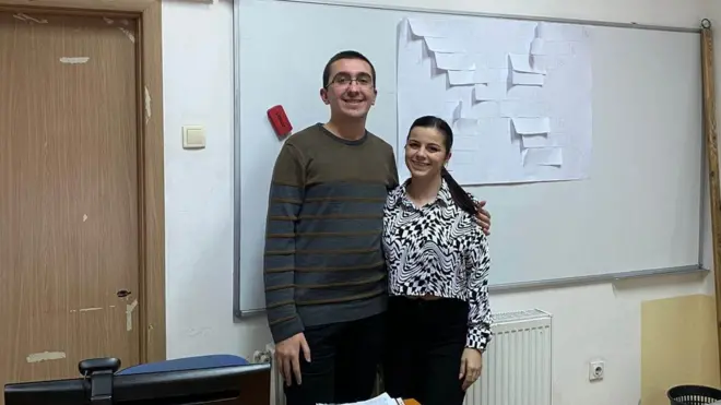 Nemanja Petrović (levo) već šest nedelja radi u školi na zameni, a studenti poput njega mogli bi se sve češće naći u školama širom Srbije