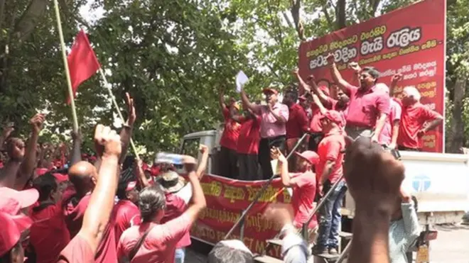 කොළඹ කොටුව දුම්රිය පොළේ සිට පාගමනින් පැමිණි ඔවුහු හිල්ටන් හෝටලය අසල මහපාරේ දී සිය මැයි දින සමරුව ආරම්භ කළහ.