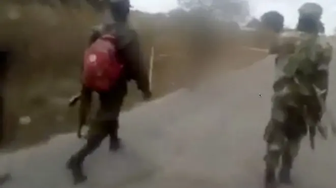 لماذا أطلق هؤلاء الرجال النار على امرأة عارية وقتلوها؟