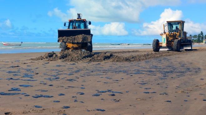 Tratores limpando o Pontal do Peba,leovegas casinoPiaçabuçu, onde fica o lado alagoano da foz