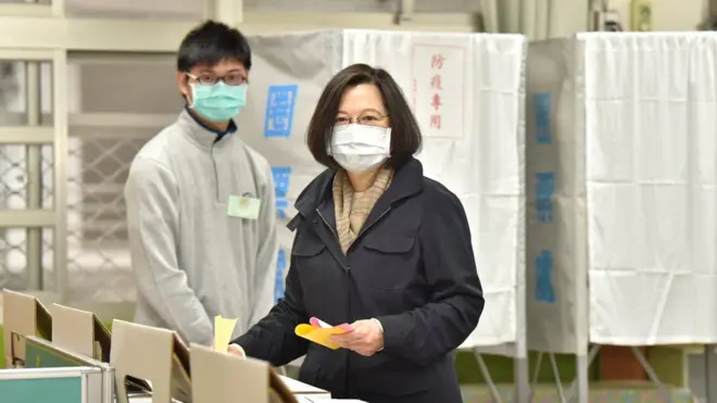 蔡英文早上去投票。