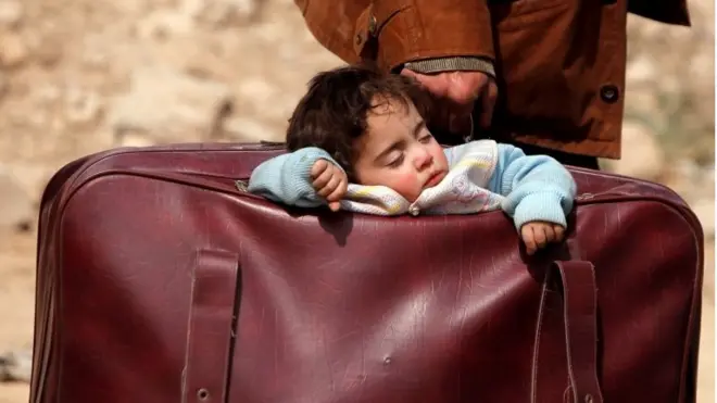 مدني يفر بطفله من الغوطة