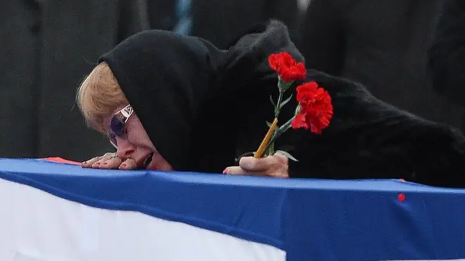 12月20日，卡洛夫大使的遺孀在安卡拉機場。卡洛夫的遺體當天從土耳其被運回莫斯科。