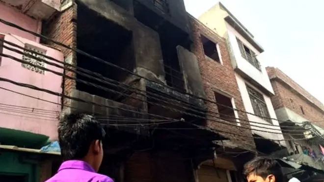 کارخانے میں جس وقت آگ لگی اس وقت عمارت کی پہلی منزل پر کم از کم 10 مزدور سو رہے تھے